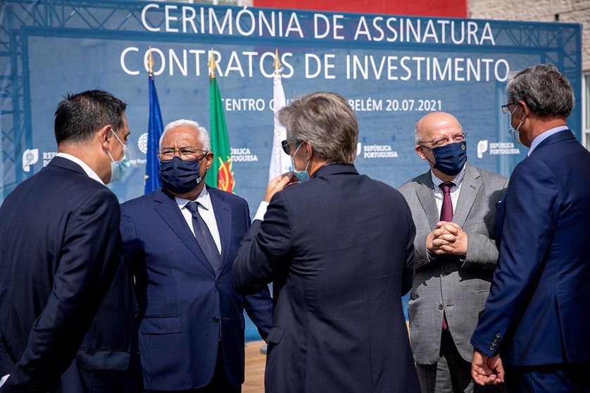 El primer ministro António Costa y el ministro de Estado y Asuntos Exteriores, Santos Silva, con los directores de las empresas que firmaron los contratos de inversión, Lisboa.