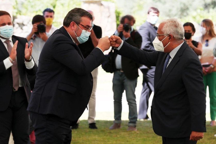 El primer ministro António Costa saluda al alcalde de Crato, Joaquim Diogo, en la presentación del Uso Hidráulico Multipropósito de Pisão, Crato. NUNO VEIGA/LUSA.