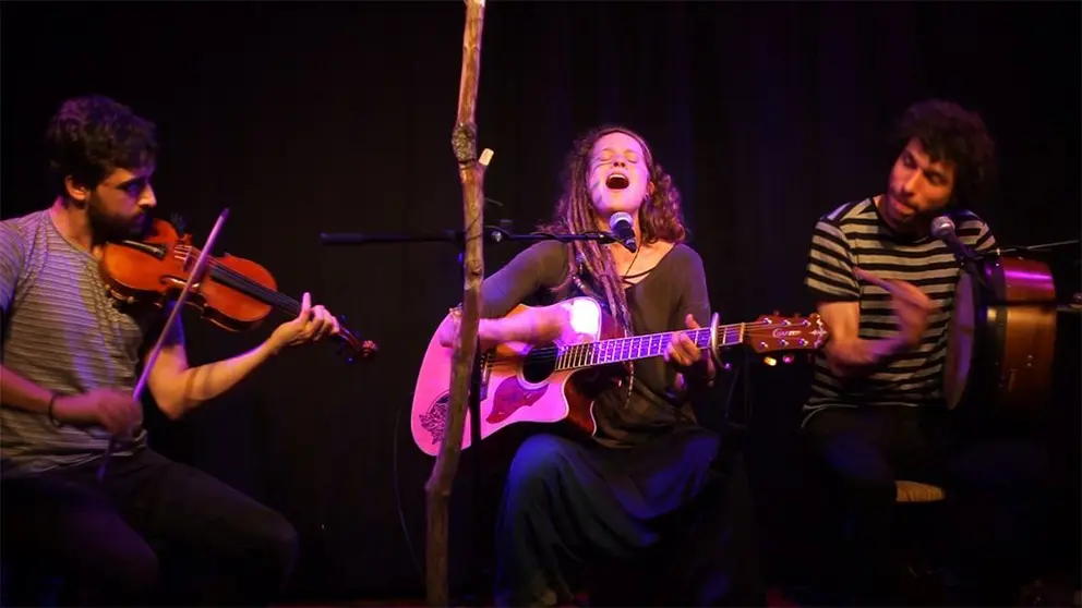 A banda Zeltia e Irevire emprende a súa carreira musical no ano 2018, tras tocar en Galicia e Irlanda, da man da compositora e cantautora galega Laura Zeltia Acuña Barros e a fusión do estilo de percusión de Migui Carballido. Con corazón de Folk Tribal e aberta á mestura de estilos, a súa música caracterízase pola plasticidade e orixinalidade, que van mudando en cada ocasión. Esta será unha delas, permitíndonos gozar coa súa arte en versión trío acústico.