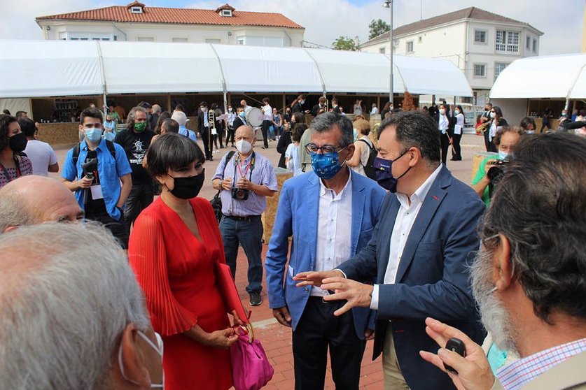 Román Rodríguez reafirma el compromiso de la Xunta con la candidatura de la Ribeira Sacra en la Feria del Vino de Amandi.