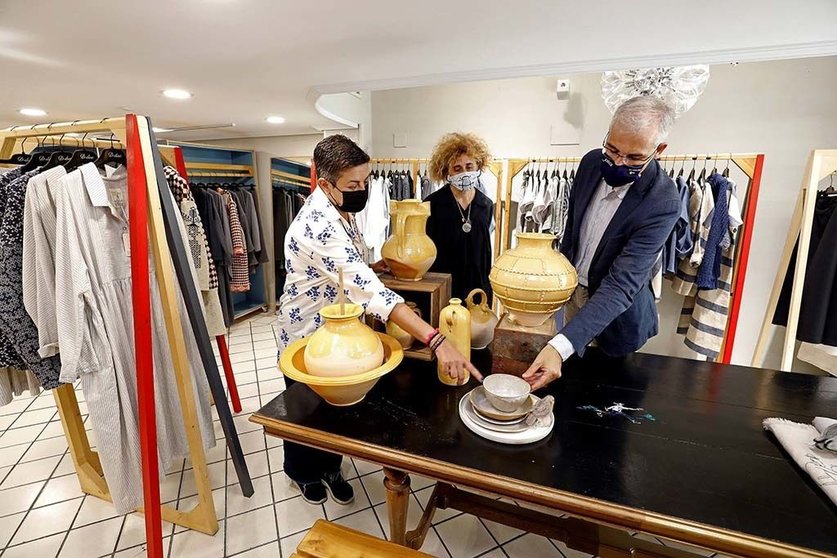 El vicepresidente económico y conselleiro de Economía, Empresa e Innovación, Francisco Conde, visitó esta mañana a Summer Shop Artesanía de Galicia & D-Due, en la que participan 36 talleres.