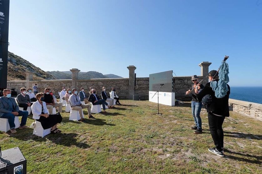 El gaitero Anxo Lorenzo, las cantareiras As Tanxugueiras, Dulce Pontes y Mikel Erentxun participan en el cartel que tendrá como escenario los faros de Baiona, Muxía, Ribeira y Cervo.