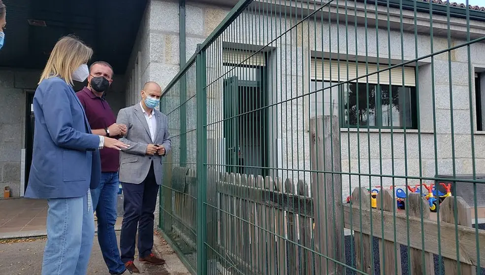 La conselleira de Política Social, Fabiola García, visitó esta mañana el centro de Toén para revisar las obras que se realizaron en los últimos meses.