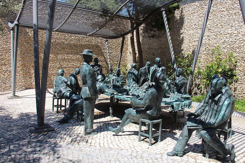 Grupo escultórico de escritores lusos en el Jardín de los Poetas, en Oeiras, Portugal. 