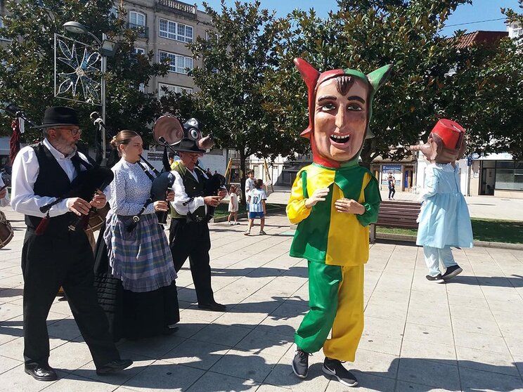 Xigantes e Cabezudos nas rúas pontereáns.