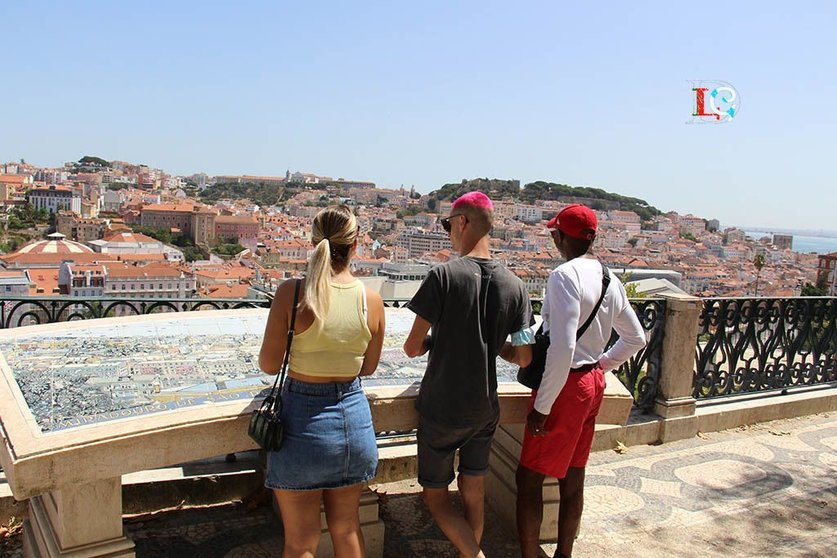 Jóvenes turistas en Lisboa. Barrio alto. Mirador de san Pedro de Alcántara. 