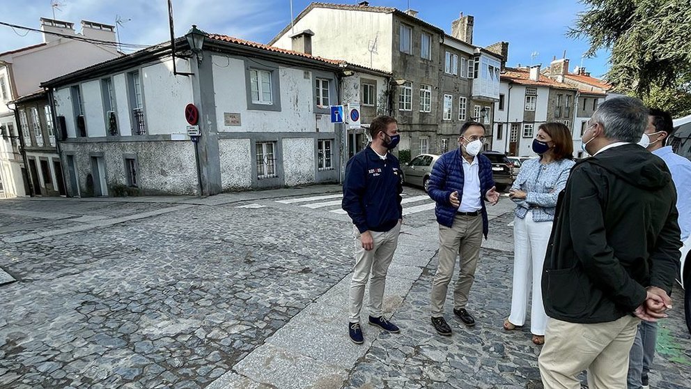 La conselleira de Medio Ambiente, Territorio y Vivienda, Ángeles Vázquez, visitó hoy el barrio de San Pedro, en Santiago de Compostela, para hablar de estas subvenciones.