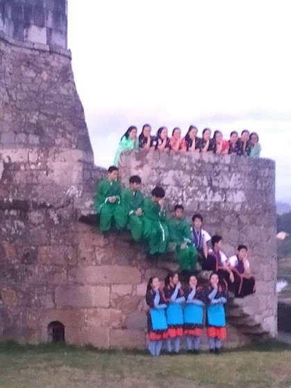 Grupo folclórico extranjero posa en la muralla de Salvaterra. 