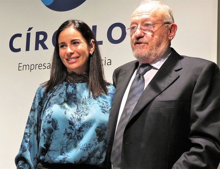 El nuevo presidente, Manuel Rodríguez, y la presidenta saliente, Patricia García. 