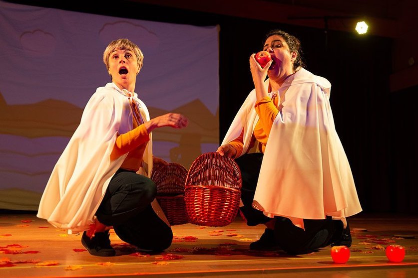 Iria Pinheiro e Areta Bolado interpretan esta peza teatral dirixida a público infantil.