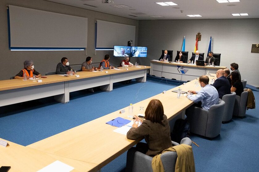 El vicepresidente segundo y conselleiro de Economía, Empresa e Innovación, Francisco Conde, y la conselleira de Empleo e Igualdad, María Jesús Lorenzana, acudieron a la primera reunión de la mesa industrial de Vestas, a la que también asistieron representantes del Estado, de la compañía, del comité de empresa y de los sindicatos.