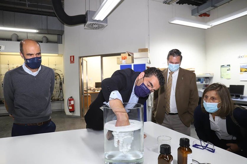 O delegado territorial da Xunta en Pontevedra, Luis López, visita as instalacións co CEO da firma, Benigno Janeiro, e coñece a iniciativa, financiada pola Axencia Galega de Innovación no período 2021-2023.