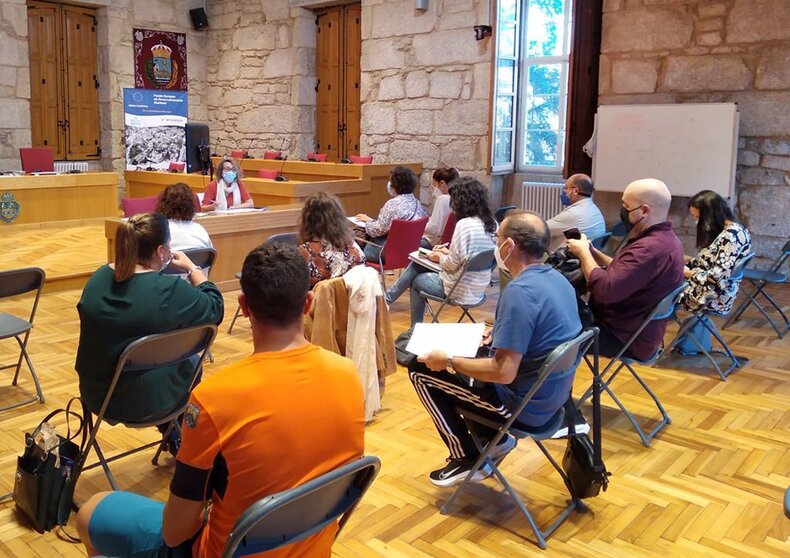 A alcaldesa e responsable de Ensino, Cristina Fernández Davila, mantivo un encontro participativo cos centros educativos para falar da programación de actividades a realizar ao longo deste curso escolar. 