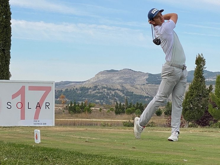 El granadino entrega una espectacular ronda de 8 bajo par para liderar el torneo tras la primera jornada.