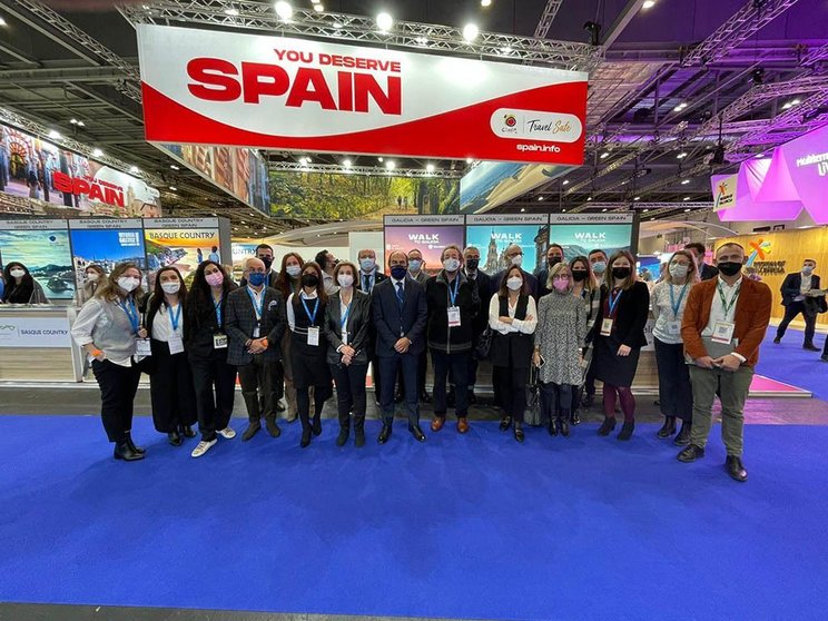 Unha representación galega visitou hoxe a feira na que a oferta turística da comunidade está presente dentro do espazo de Turespaña.