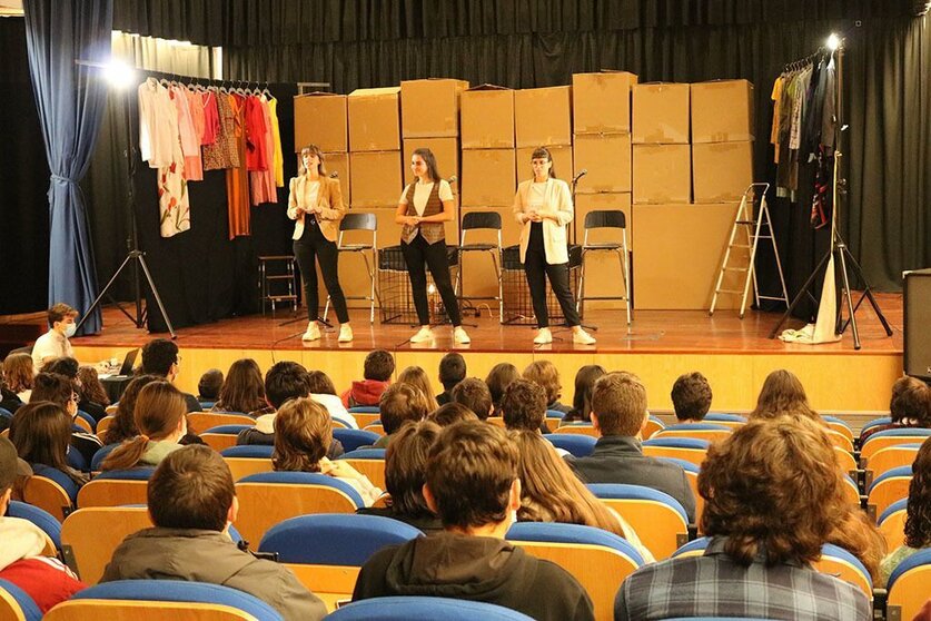 Os alunos do Ensino Secundário do Agrupamento de Escolas de Ponte da Barca e para os alunos do Ensino Profissional da Epralima.