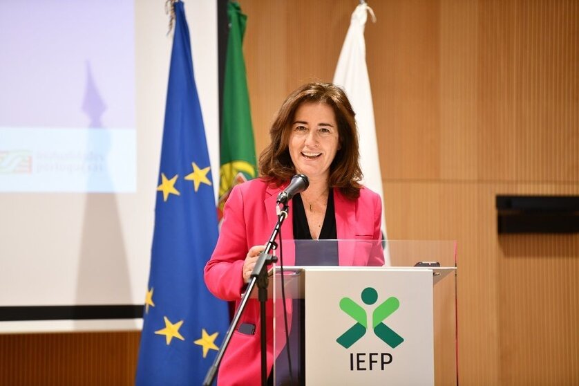 Ministra de Trabajo, Solidaridad y Seguridad Social, Ana Mendes Godinho, en la firma del Acuerdo de Cooperación y Cualificación en el ámbito de los programas «Valorizar Social» y «Qualifica Social».