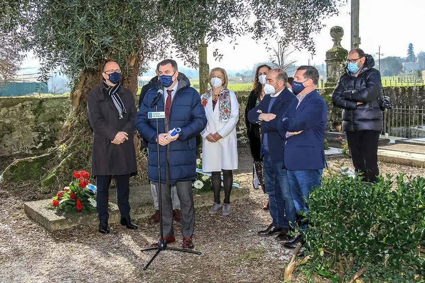 El conselleiro de Cultura, Educación y Universidad abrió hoy la programación con una ofrenda floral en Padrón, con motivo del aniversario del Premio Nobel.