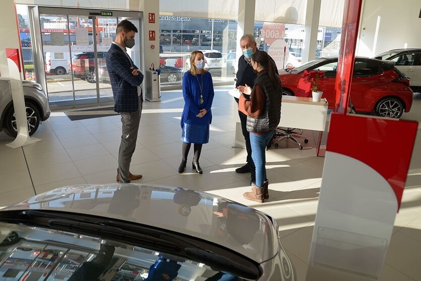 La directora general de Planificación Energética y Recursos Naturales, Paula Uría, visitó esta mañana las instalaciones de Breogán Motor en Oleiros, una de las entidades que participa en la convocatoria.