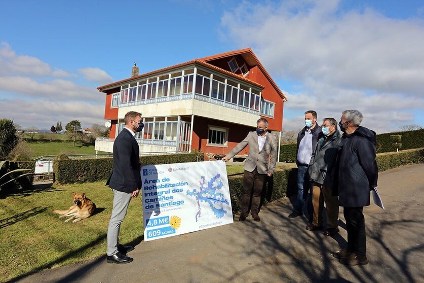 El delegado territorial de la Xunta en A Coruña, acompañado del director general del IGVS, visitó esta mañana una vivienda unifamiliar de Mazaricos que recibió una subvención en 2021.