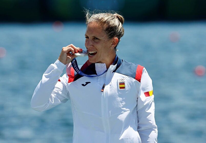 La gallega Teresa Portela posa con la medalla de plata durante la ceremonia de premios de los 200m kayak individual femenino en el piragüismo en sprint de los Juegos Olímpicos 2020.