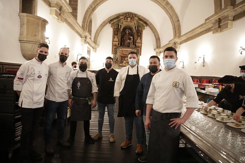 Los chefs ganadores de los certámenes de tapas de las siete capitales gallegas compitieron hoy en la Cidade da Cultura por el premio al mejor pincho de la comunidad gallega.