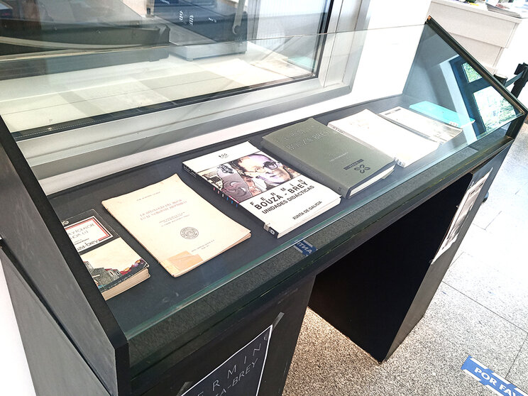 Para rememorar a súa figura, a biblioteca municipal terá á disposición do público unha vitrina de exposicións na que usuarios e usuarias poderán ver algún dos libros.