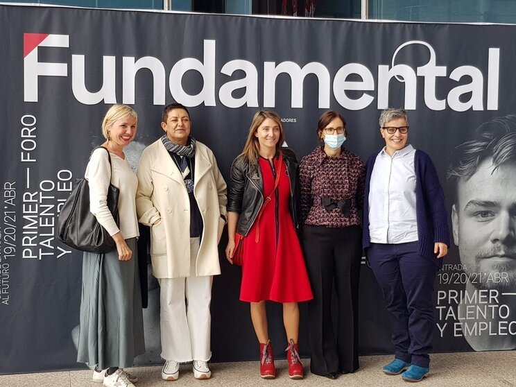 La gerente de la Fundación Artesanía de Galicia, Elena Fabeiro, participó esta mañana en Vigo en una mesa redonda sobre formación profesional, en la que destacó la importancia del recambio generacional y de la llegada de los nuevos talentos.