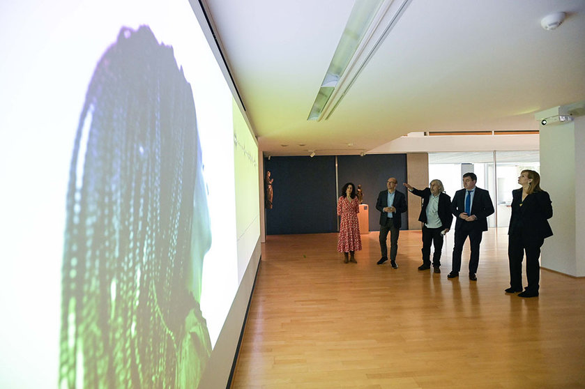 O conselleiro de Cultura, Educación, FP e Universidades inaugura a exposición do Premio Nacional de Fotografía ‘After the Whale’, que poderá visitarse ata novembro.