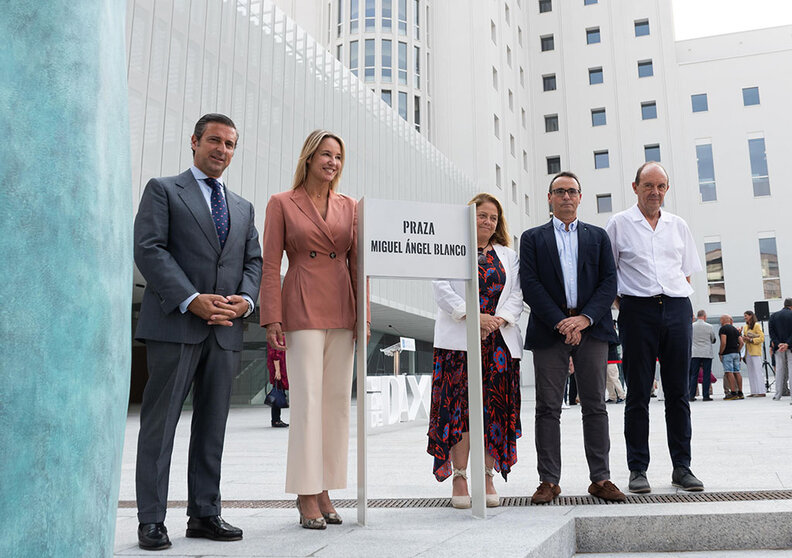 La delegada territorial de la Xunta en Vigo presidió el acto solemne de apertura del espacio público con el que se rinde homenaje al concejal de Ermua asesinado hace hoy 25 años por la banda terrorista ETA.