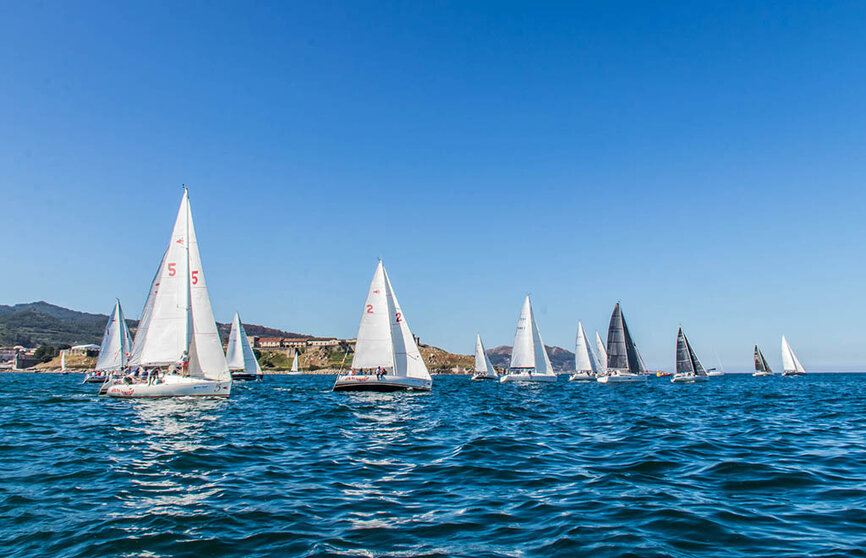 La primera costera del Trofeo Erizana salió de la bahía de Baiona. © ROSANA CALVO.