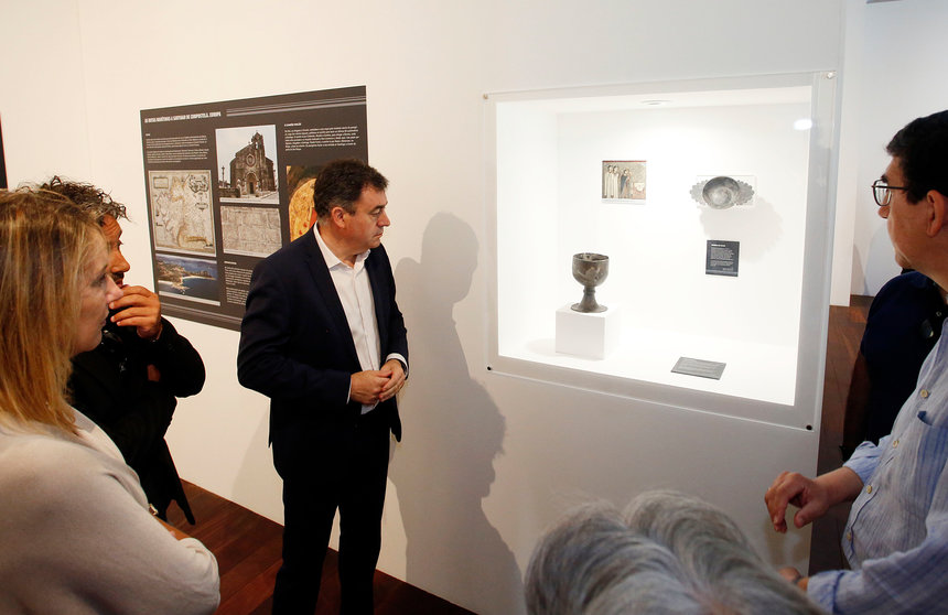 A conselleiro de Cultura, Educación, FP y Universidades, acompañado por la delegada territorial de la Xunta en Vigo, inaugura la muestra "Caminos por mar a Compostela".