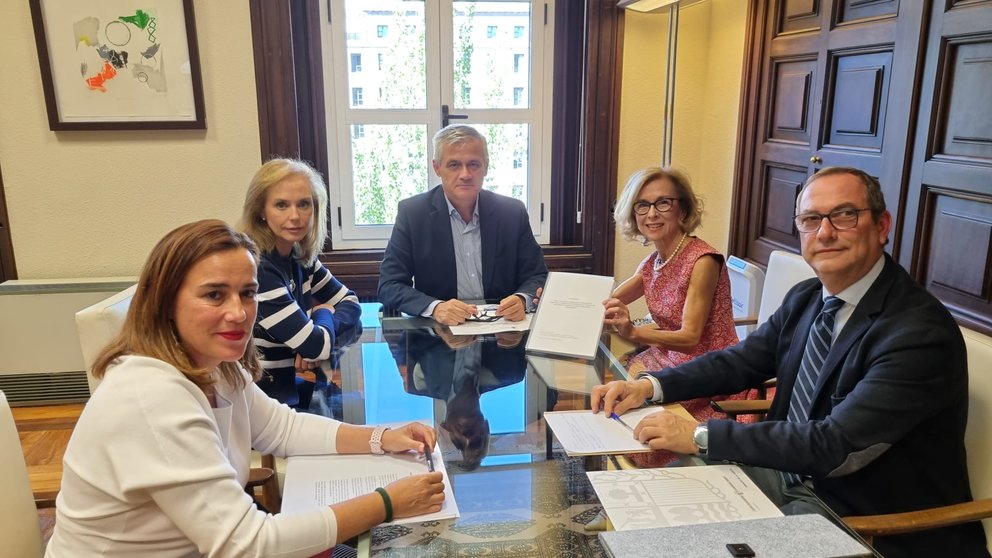 A directora xeral de Ordenación do Territorio e Urbanismo xunto cos seus homólogos estremeño e vasco reuníronse onte co secretario xeral de Axenda Urbana e Vivenda.