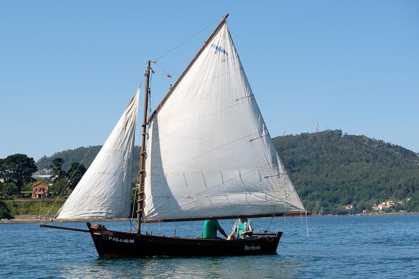 Tienen su puerto habitual en Ferrol, Muros, O Grove, Oleiros, Ribeira, Sanxenxo, Vigo y Vilagarcía de Arousa.