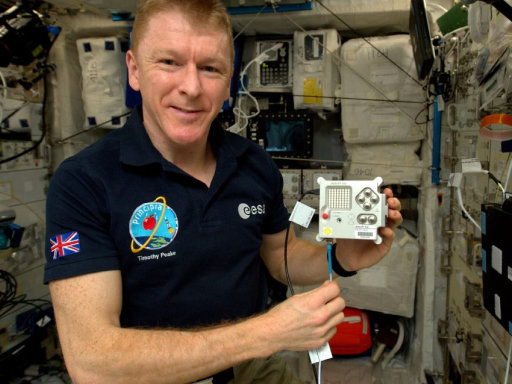 Astronauta con el Astro Pi Izzy en la Estación Espacial Internacional.