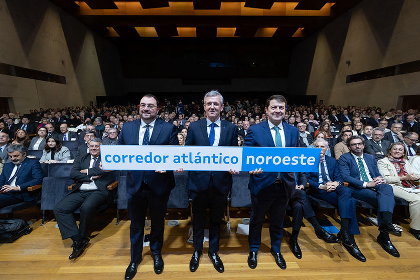 Los presidentes de la Xunta de Galicia, de la Junta de Castilla y León y del Principado de Asturias lideraron está mañana el encuentro Corredor Atlántico Noroeste, en el que participaron cerca de 1.000 personas del empresariado, de los puertos y de las plataformas logísticas de las tres comunidades, así como agentes políticos y sociales.