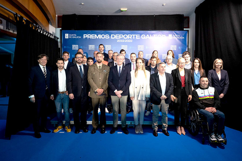 El presidente del Ejecutivo autonómico participó en la gala de entrega de los 'Premios Deporte Galego 2019-2022' que se celebró en Ribeira.