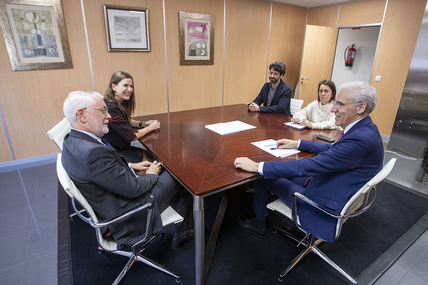 El vicepresidente primero y conselleiro de Economía, Industria e Innovación, Francisco Conde, mantuvo esta tarde una reunión técnica con representantes de Fujitsu España.