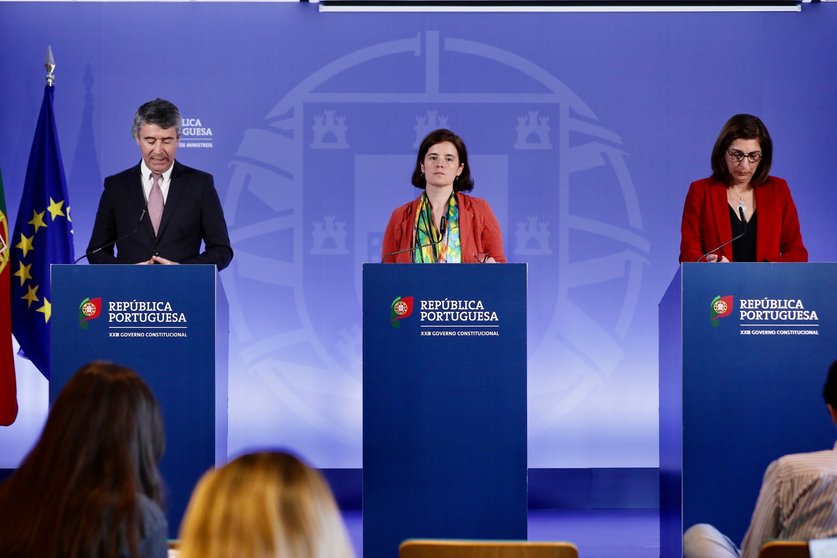 Ministros da Presidência, Mariana Vieira da Silva, da Administração Interna, José Luís Carneiro, e Adjunta e dos Assuntos Parlamentares, Ana Catarina Mendes, na conferência de imprensa do Conselho de Ministros, Oeiras.