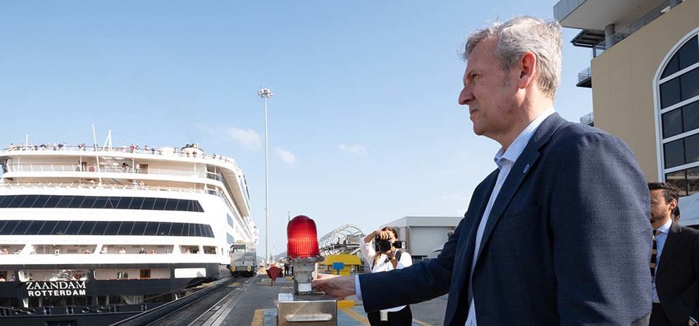 El presidente del Gobierno gallego visitó el paso navegable que une el Océano Atlántico y el Pacífico durante su primer viaje institucional al país de América Central.
