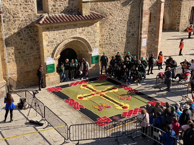 Frente a la puerta del Perdón, en el monasterio, la alfombra ponteareana.