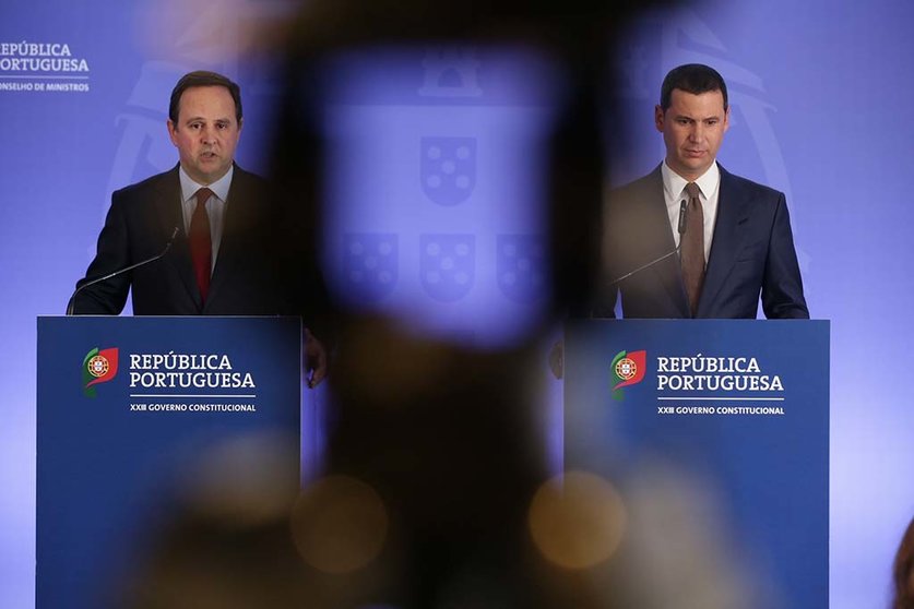 Ministro das Finanças, Fernando Medina, e Ministro das Infraestruturas, João Galamba, em conferência de imprensa do Conselho de Ministros, Lisboa.