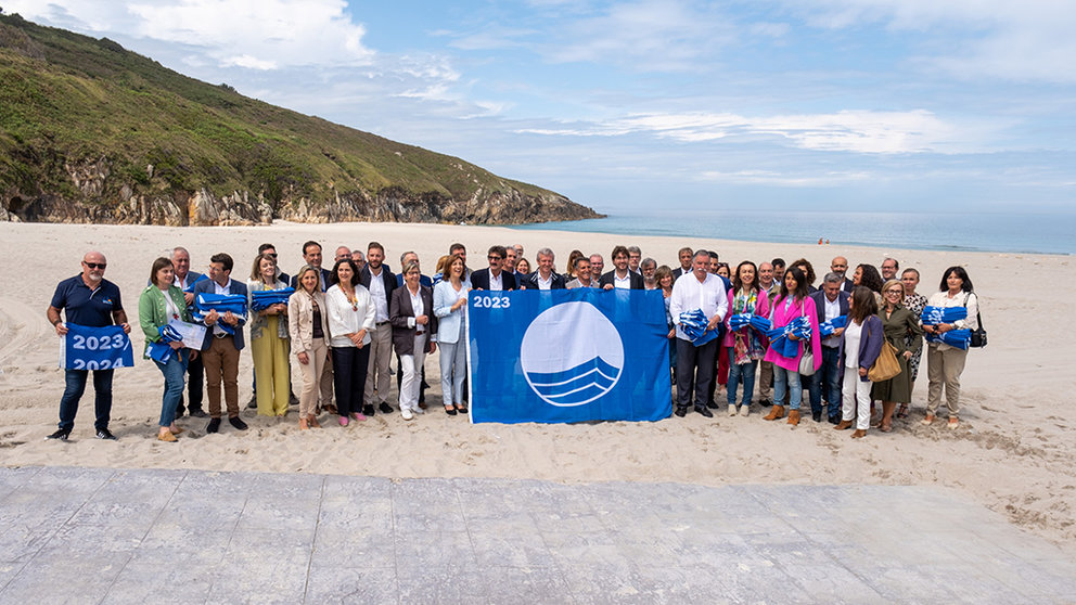 El presidente de la Xunta, Alfonso Rueda, acompañado de la consejera de Medio Ambiente, Territorio y Vivienda, Ángeles Vázquez, participa en el acto de entrega de las Banderas Azules y Distintivos a los municipios y puertos deportivos 2023. Praia de Valcobo (Arteixo).