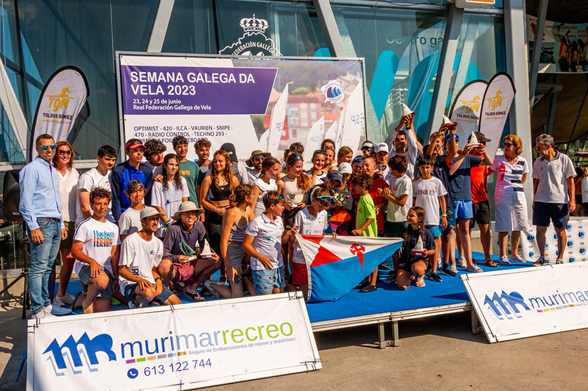 Los representantes del Real Club Náutico de Vigo, club vencedor de la Copa Galicia, recogiendo el galardón. © RFGV.