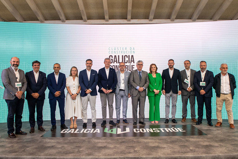 El presidente de la Xunta asiste al acto de presentación del Clúster de la Construcción Galicia Constrúe en Santiago de Compostela.