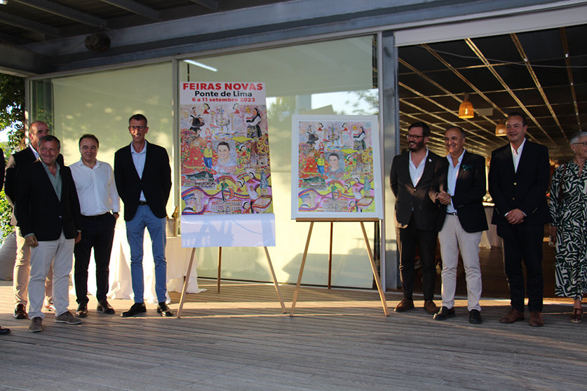 Autoridades após descoberta do cartaz de Ricardo Ferreira.