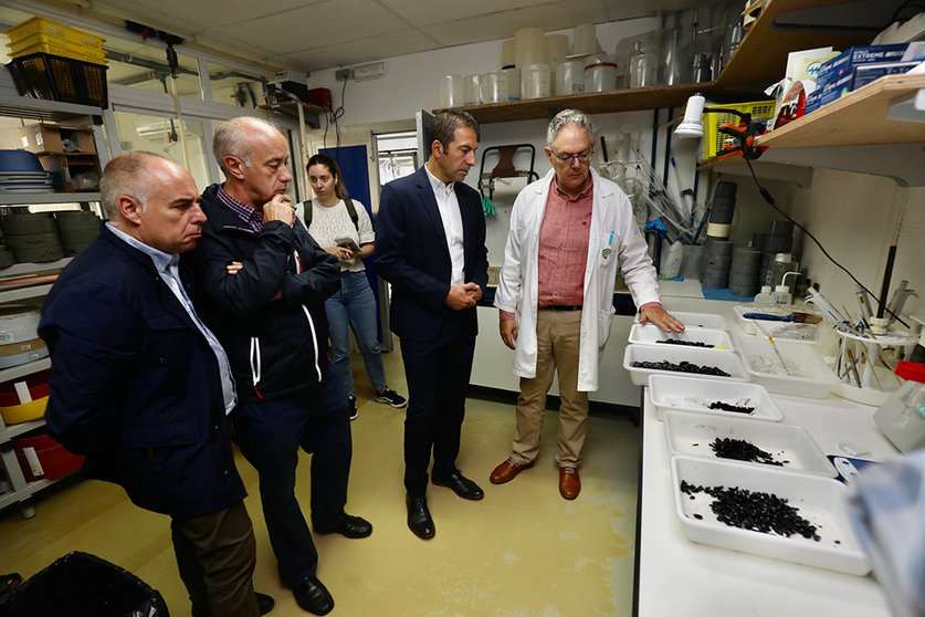 El conselleiro do Mar visitó las instalaciones del Centro de Investigacións Mariñas (CIMA) de Vilanova de Arousa.