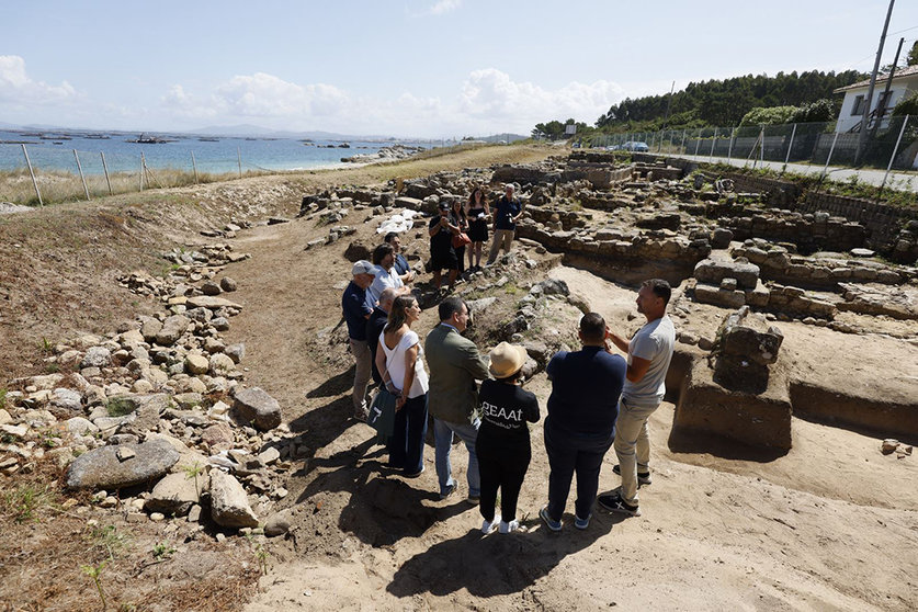 El conselleiro de Cultura y la vicerrectora de Extensión Universitaria de la Universidad de Vigo visitan esta zona arqueológica de O Grove localizada en el borde de la playa de O Carreiro.