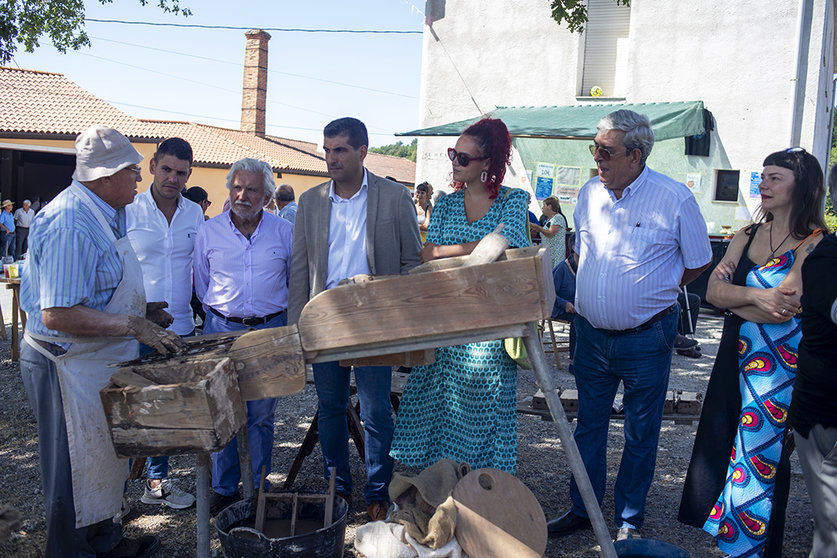 En el encuentro de Cacharreiros participan 8 ceramistas gallegos y uno de Portugal, además de un cestero y de un artesano del torneado de madera.