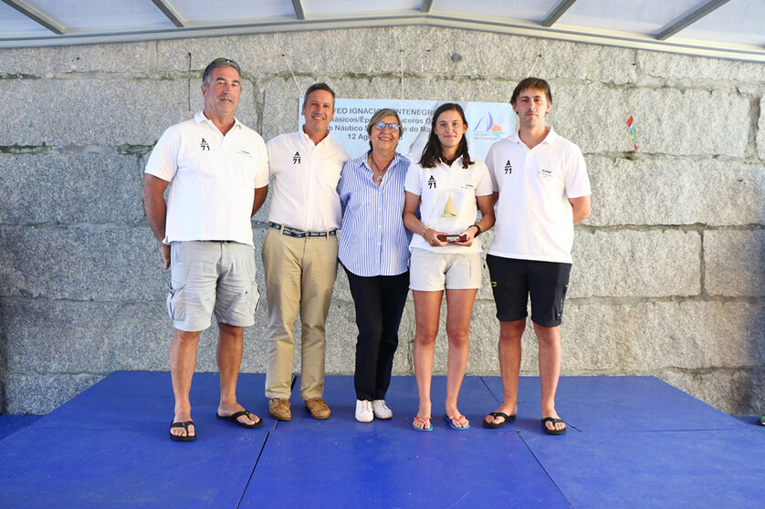 Tripulación del "Pingüino Uno" vencedor en Clásicos, con la ex-conselleira de pesca de la Xunta y ahora Diputada en las Cortes,  Rosa Quintana, que les hizo entrega del trofeo.